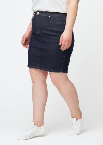 Mörkblå denimkjol för dam i färgen Midnights sett från sidan på plus-size modell.