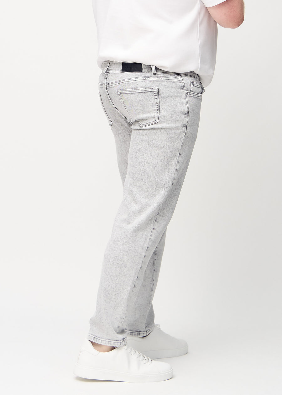 Ljusgrå denim regular jeans sedd bakifrån på en plus size-modell, så att man kan se hela produkten.
