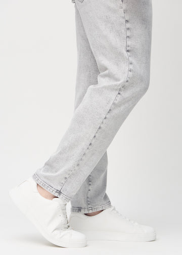Anklarna på en plus size-modell, så att man kan se hur löst jeansen sitter.