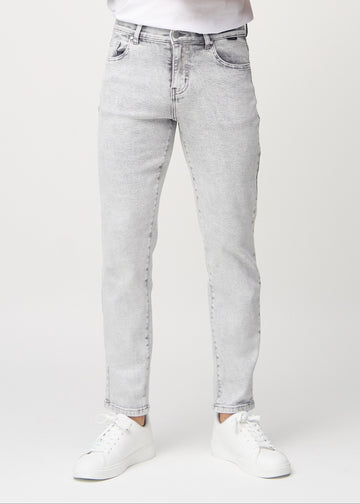 Ljusgrå denim regular jeans, modellnamn Ashes, som går rakt ner längs benet, sett framifrån.