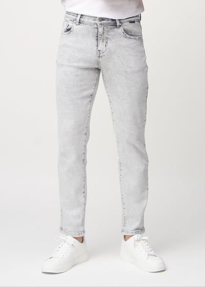 Ljusgrå denim regular jeans, modellnamn Ashes, som går rakt ner längs benet, sett framifrån.