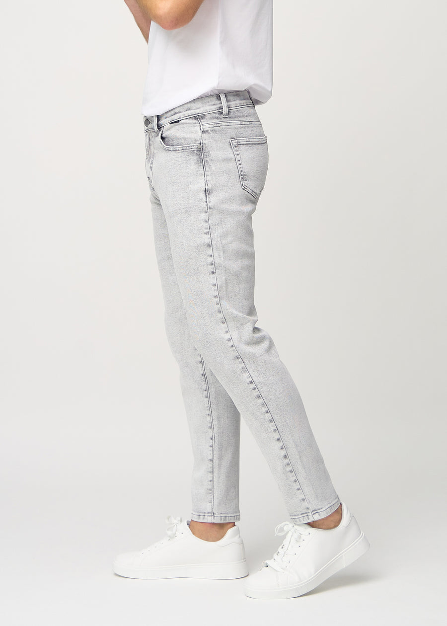 Ljusgrå denim regular jeans sedd från sidan på modell.
