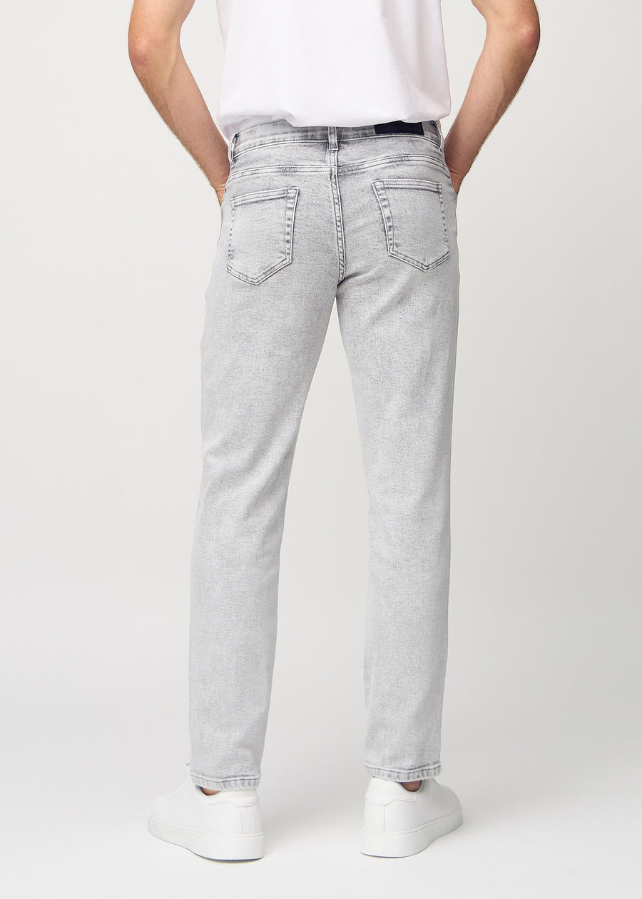 Ljusgrå denim regular jeans sedd bakifrån, så att man kan se hela produkten.