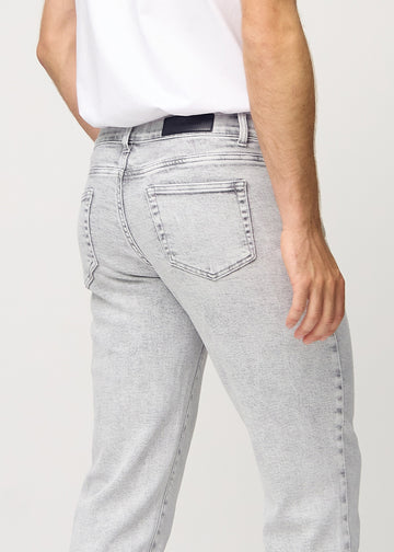 Ljusgrå denim regular jeans sedd bakifrån i närbild för att visa detaljer.