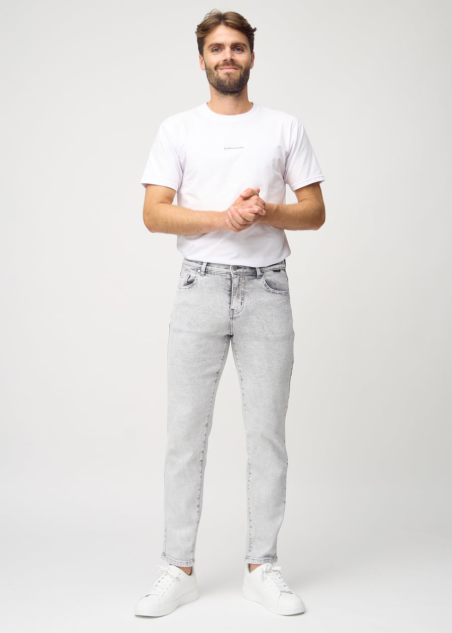 Helbild av modell i ljusgrå denim regular jeans.