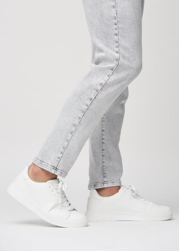 Anklarna på en modell, så att man kan se hur löst jeansen sitter.