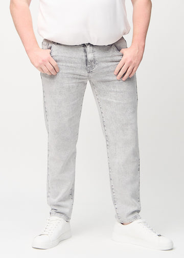 Ljusgrå denim regular jeans, modellnamn Ashes, som går rakt ner längs benet på en plus size-modell, sett framifrån.