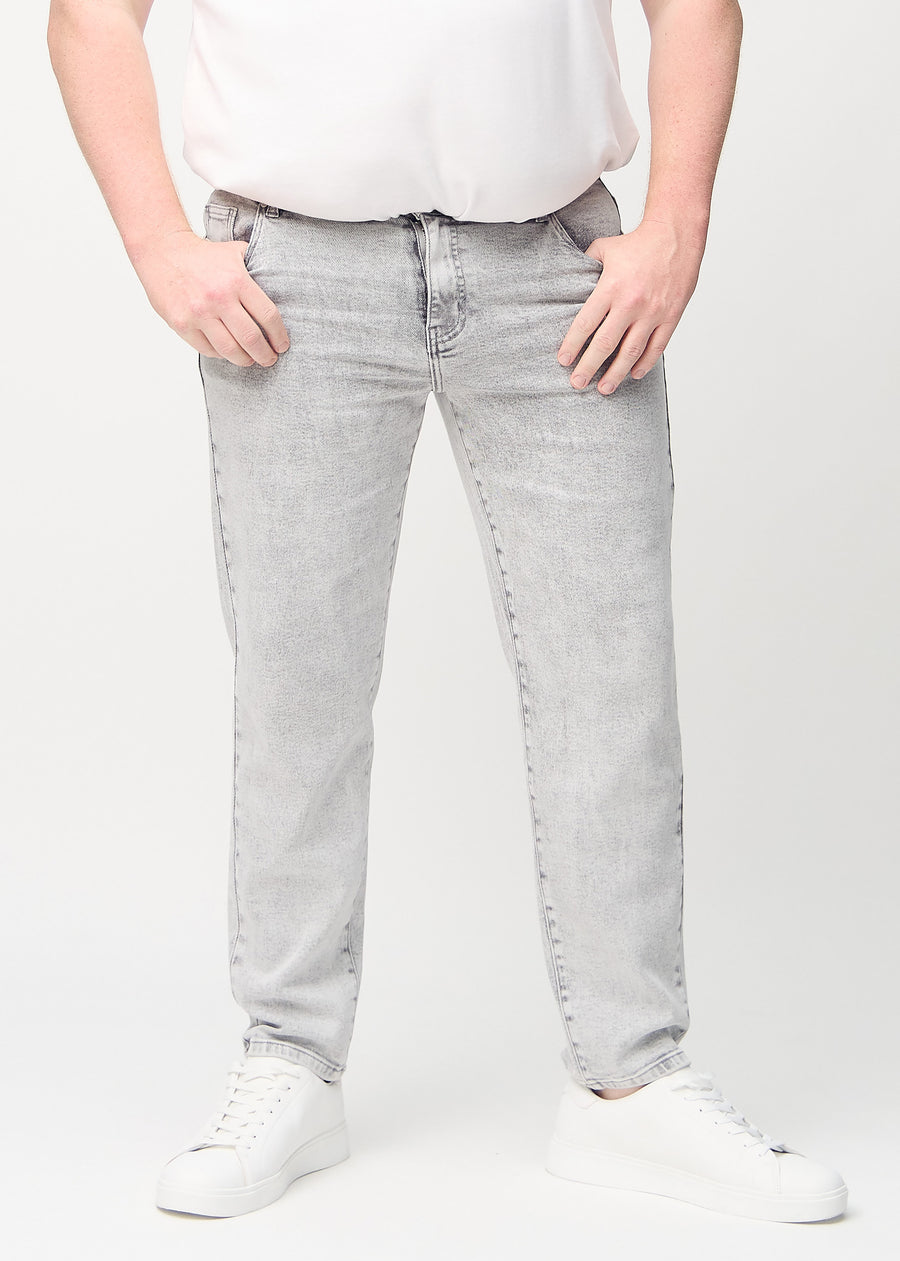 Ljusgrå denim regular jeans, modellnamn Ashes, som går rakt ner längs benet på en plus size-modell, sett framifrån.