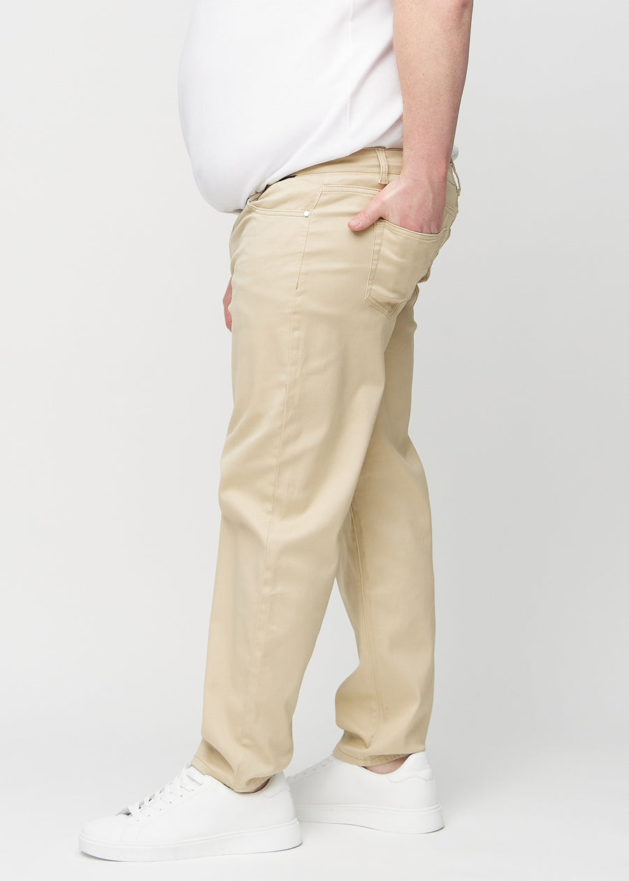 Beige regular jeans sedda från sidan på en plus size-modell.