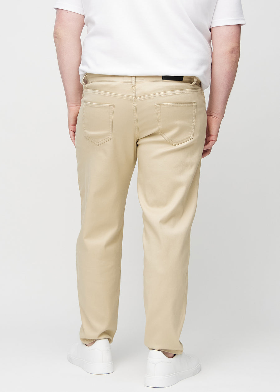 Beige regular jeans sedda bakifrån på en plus size-modell för att visa hela produkten.
