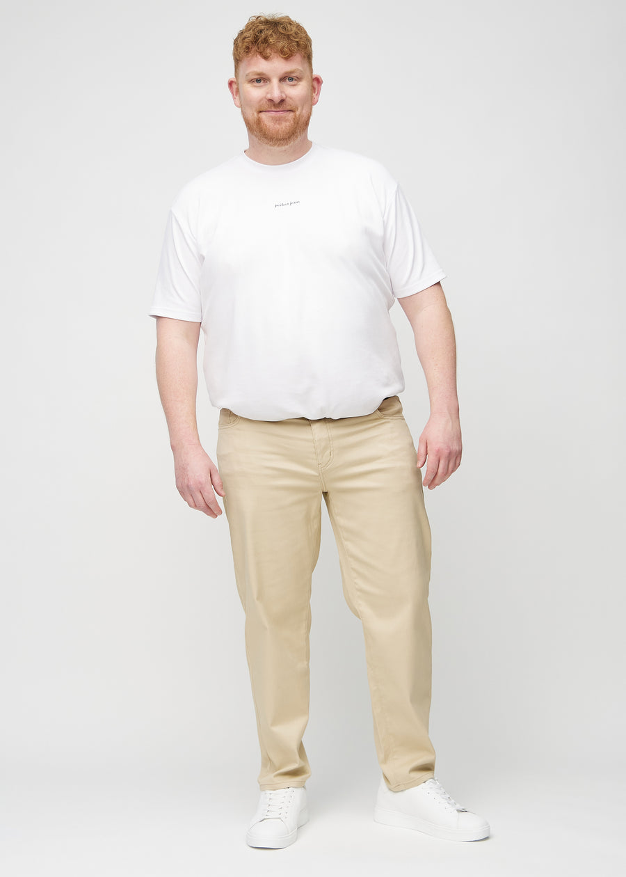 Helbild av en plus size-modell i beige regular jeans.