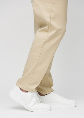 Anklarna på en plus size-modell som visar hur löst jeansen sitter.