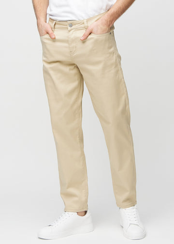 Beige regular jeans, modellnamn Gazelles, som faller rakt längs benen, sedda framifrån.