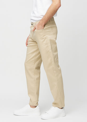 Beige regular jeans sedda från sidan på en modell.