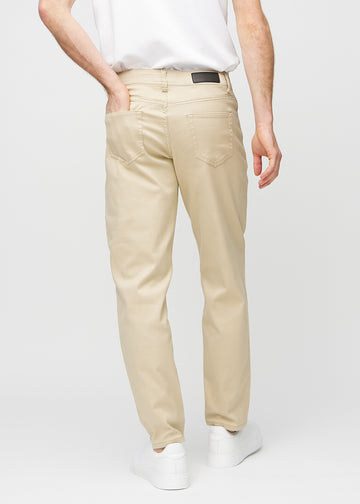 Beige regular jeans sedda bakifrån för att visa hela produkten.