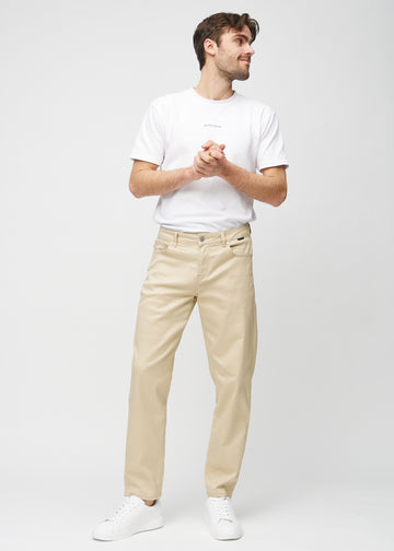 Helbild av en modell i beige regular jeans.