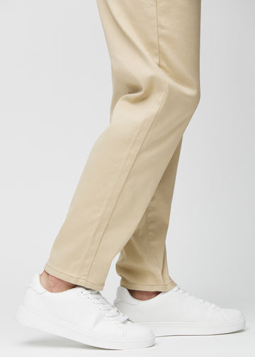 Anklarna på en modell som visar hur löst jeansen sitter.