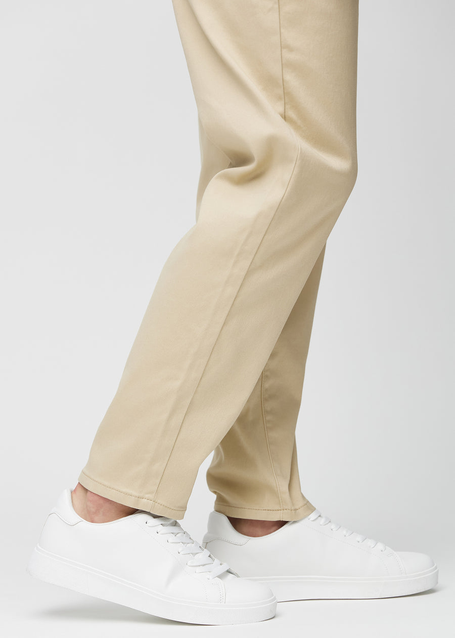 Anklarna på en modell som visar hur löst jeansen sitter.