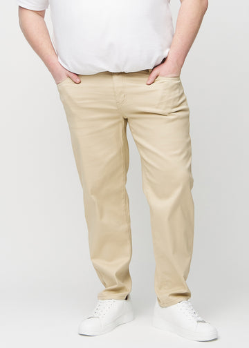 Beige regular jeans, modellnamn Gazelles, som faller rakt längs benen på en plus size-modell, sedda framifrån.