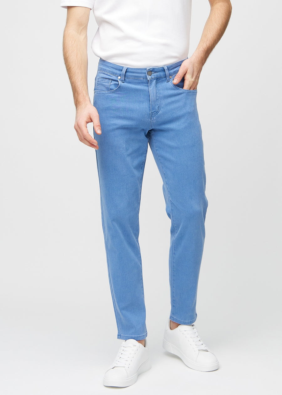 Blå regular jeans, modellnamn Geraniums, som går rakt ner längs benet, sett framifrån.