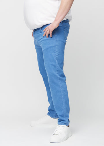 Blå regular jeans sedda från sidan på en plus-size-modell.