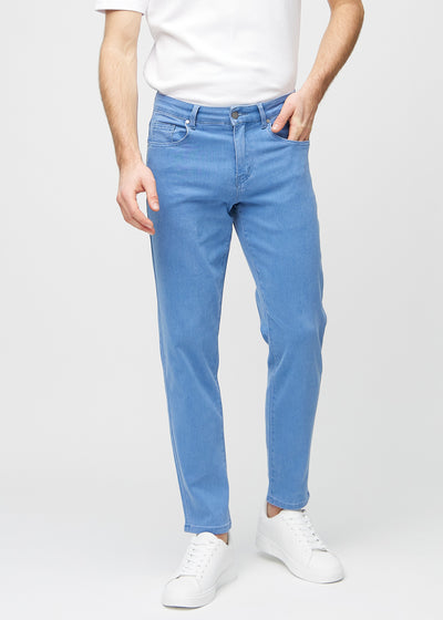 Blå regular jeans, modellnamn Geraniums, som går rakt ner längs benet, sett framifrån.