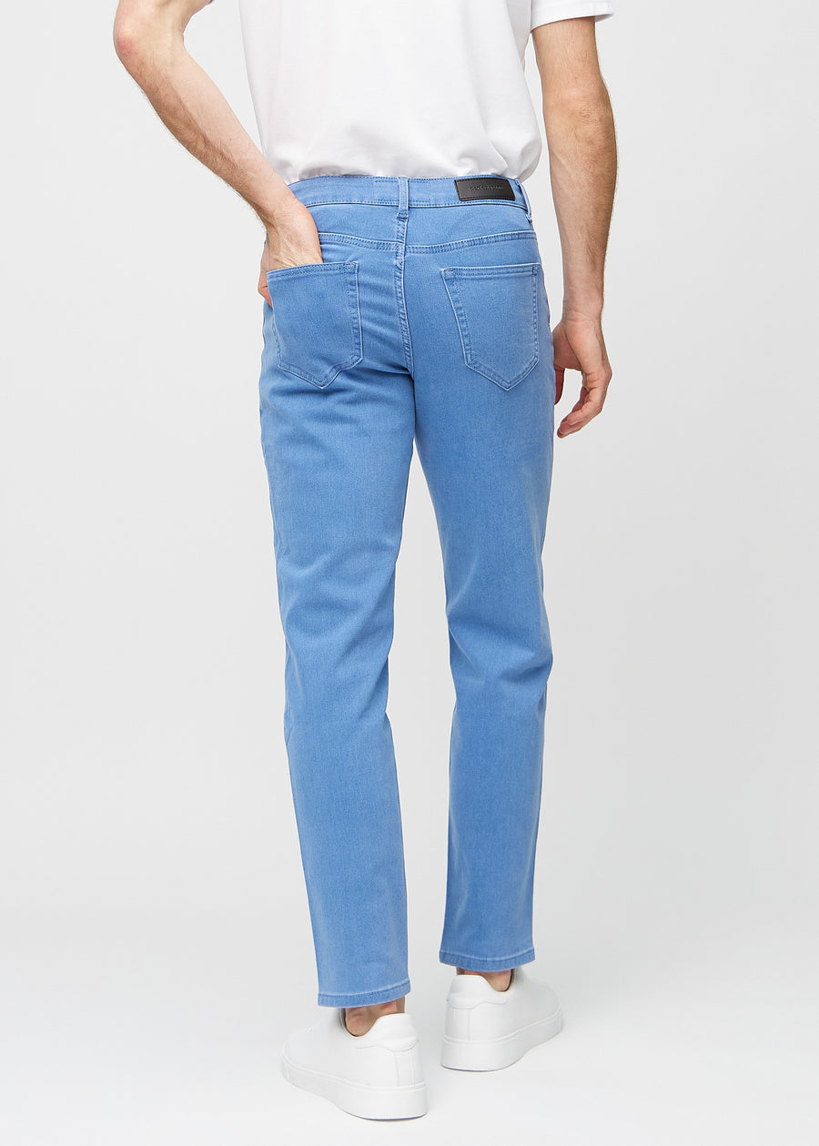 Blå regular jeans sedda bakifrån, så att man kan se hela produkten.
