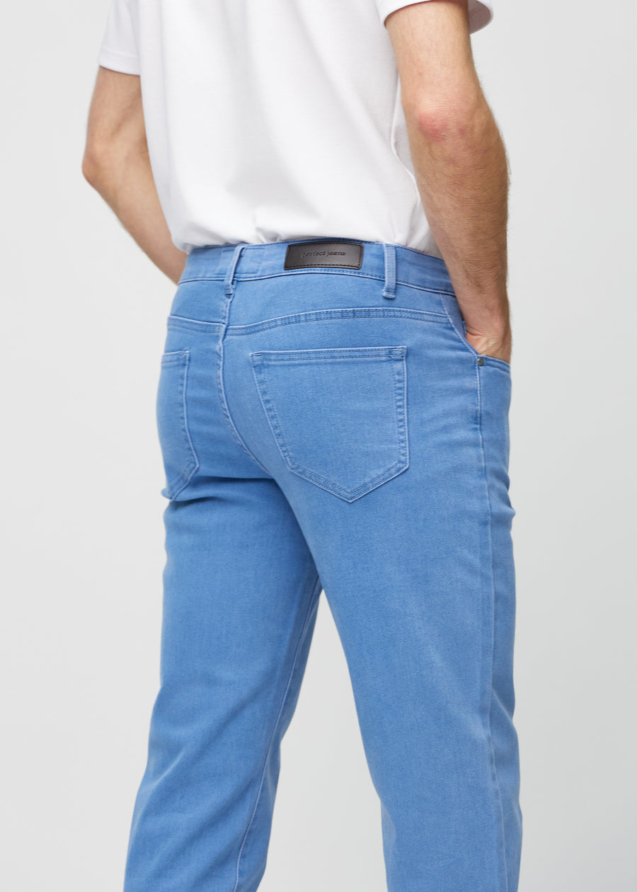 Blå regular jeans sedda bakifrån i närbild för att visa detaljer.