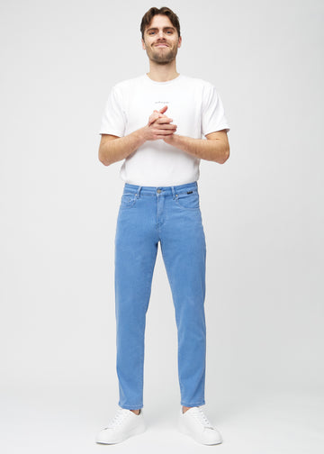 Helbild av modell i blå regular jeans.
