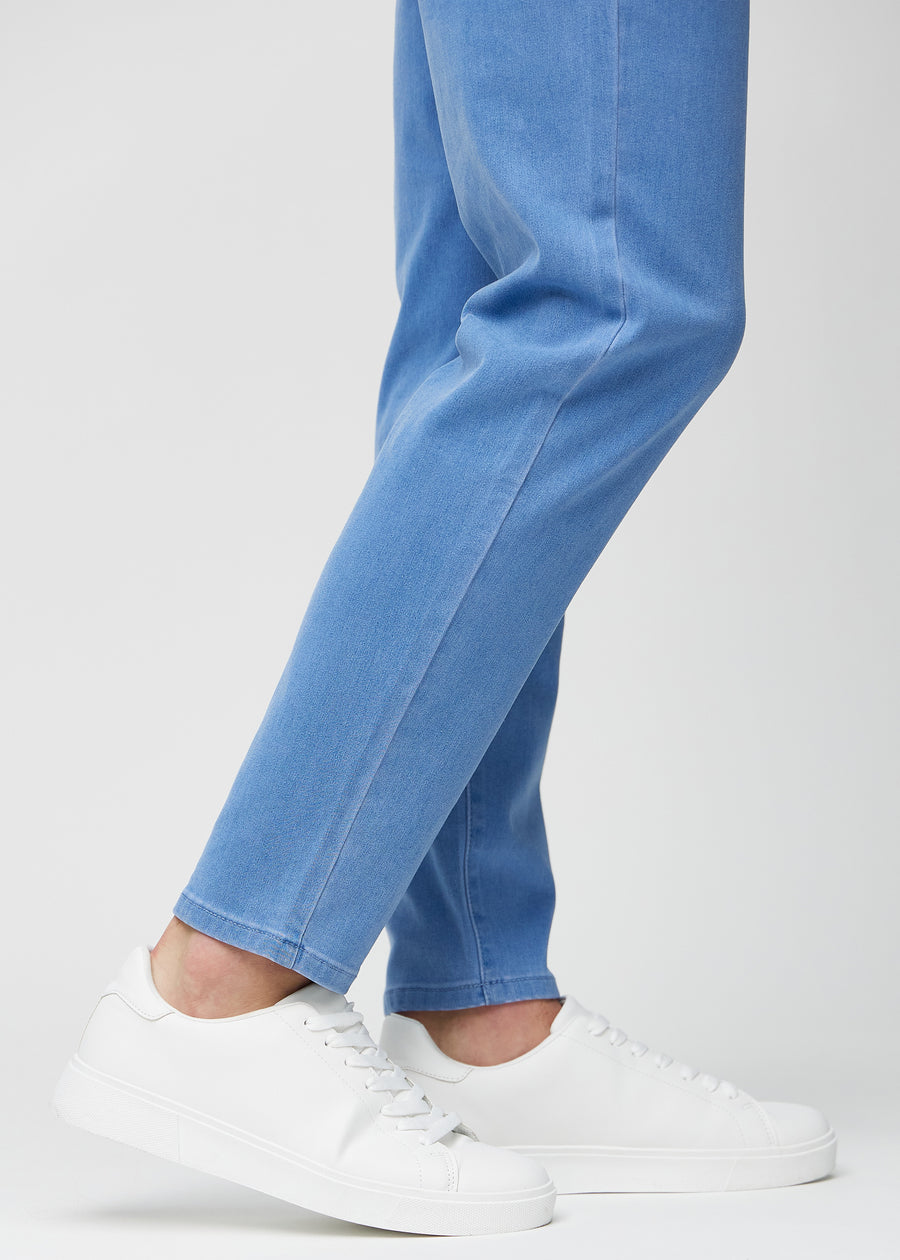 Anklarna på en modell, så att man kan se hur löst jeansen sitter.
