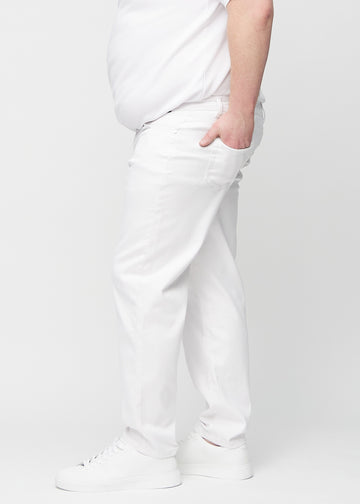 Vita regular jeans sedda från sidan på en plus-size-modell.