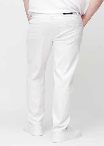 Vita regular jeans sedda bakifrån på en plus-size-modell, så att man kan se hela produkten.