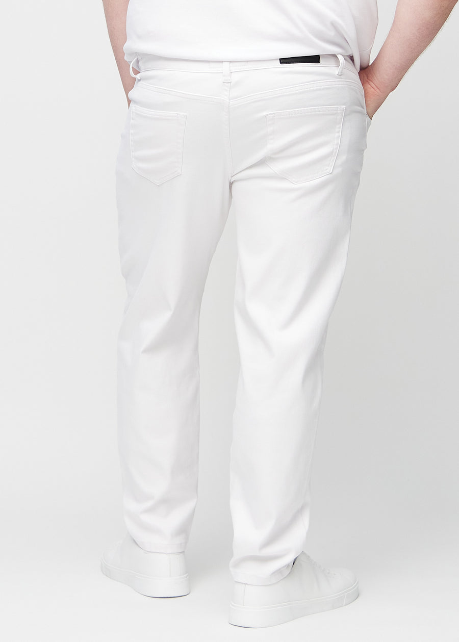 Vita regular jeans sedda bakifrån på en plus-size-modell, så att man kan se hela produkten.