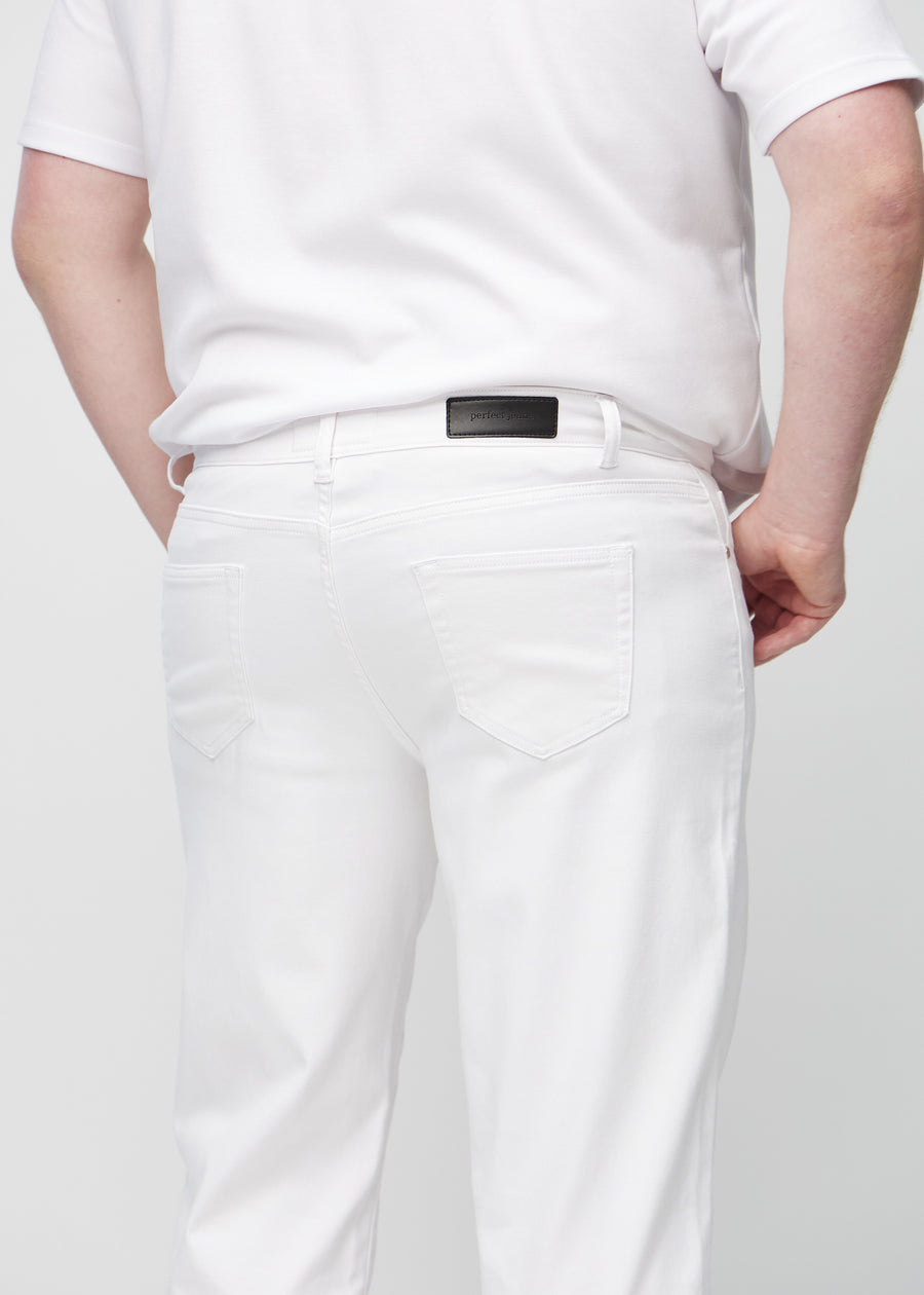 Vita regular jeans sedda bakifrån på nära håll på en plus-size-modell för att visa detaljer.