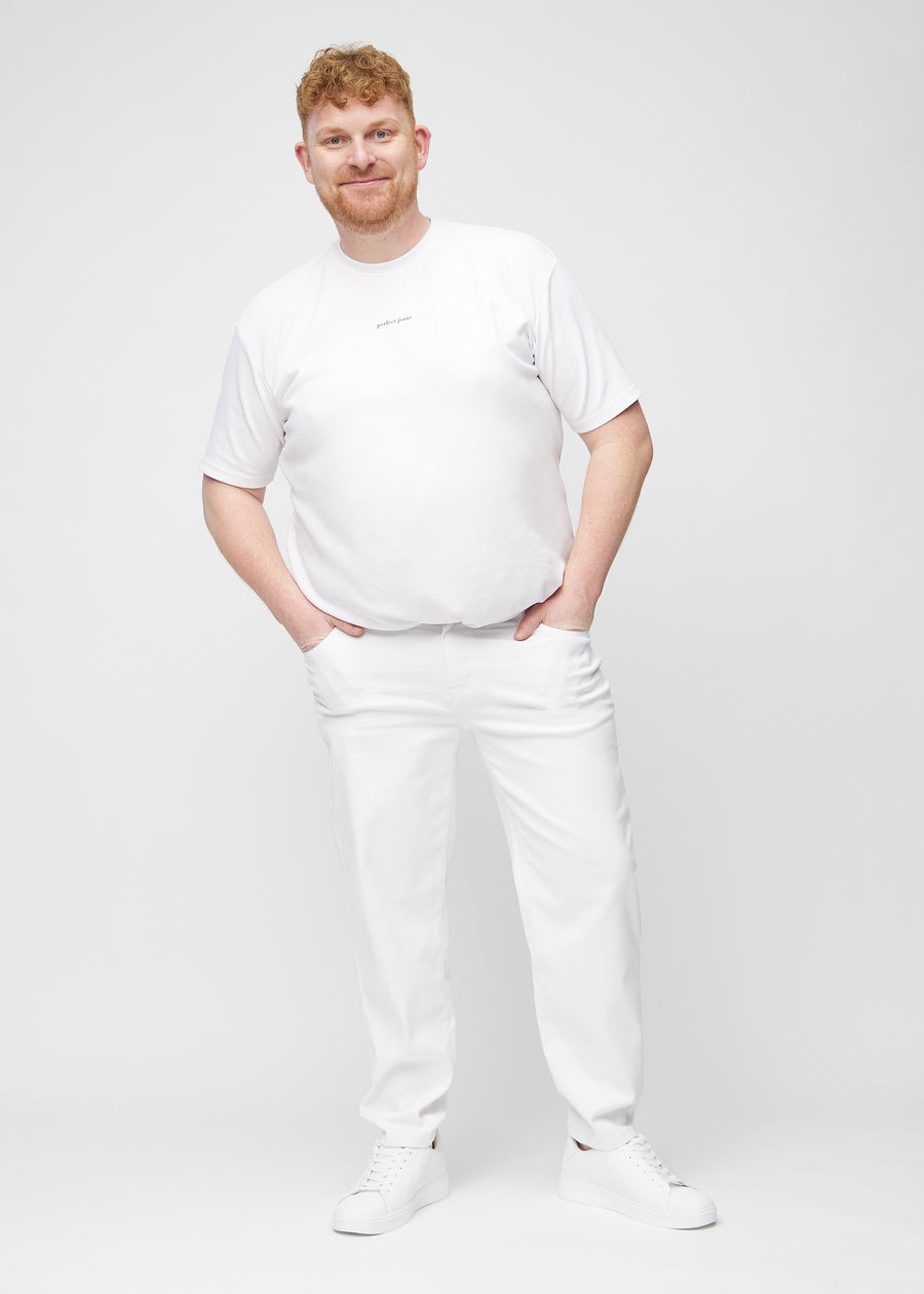 Helbild av en plus-size-modell i vita regular jeans.
