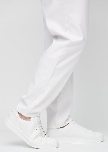 Anklarna på en plus-size-modell, så att man kan se hur löst jeansen sitter.