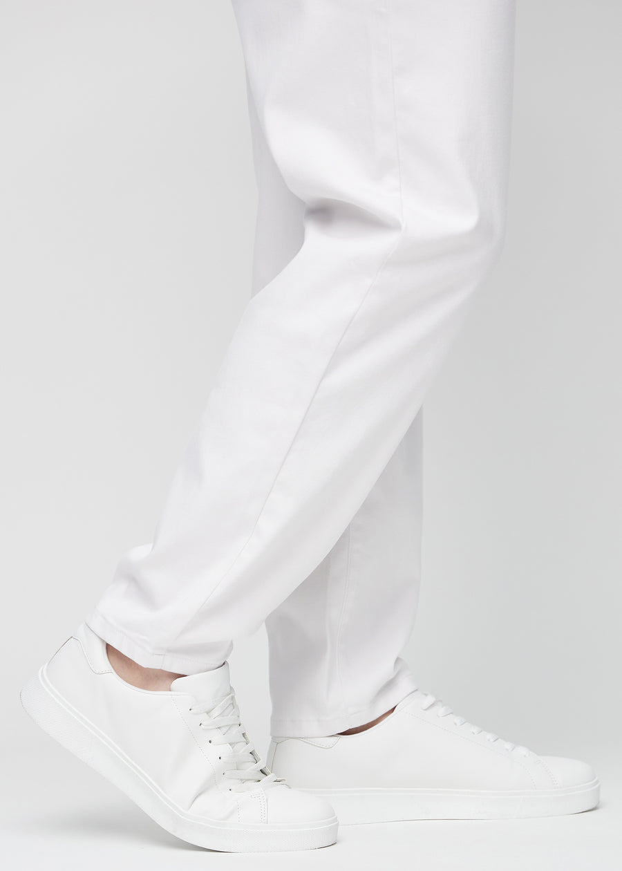Anklarna på en plus-size-modell, så att man kan se hur löst jeansen sitter.