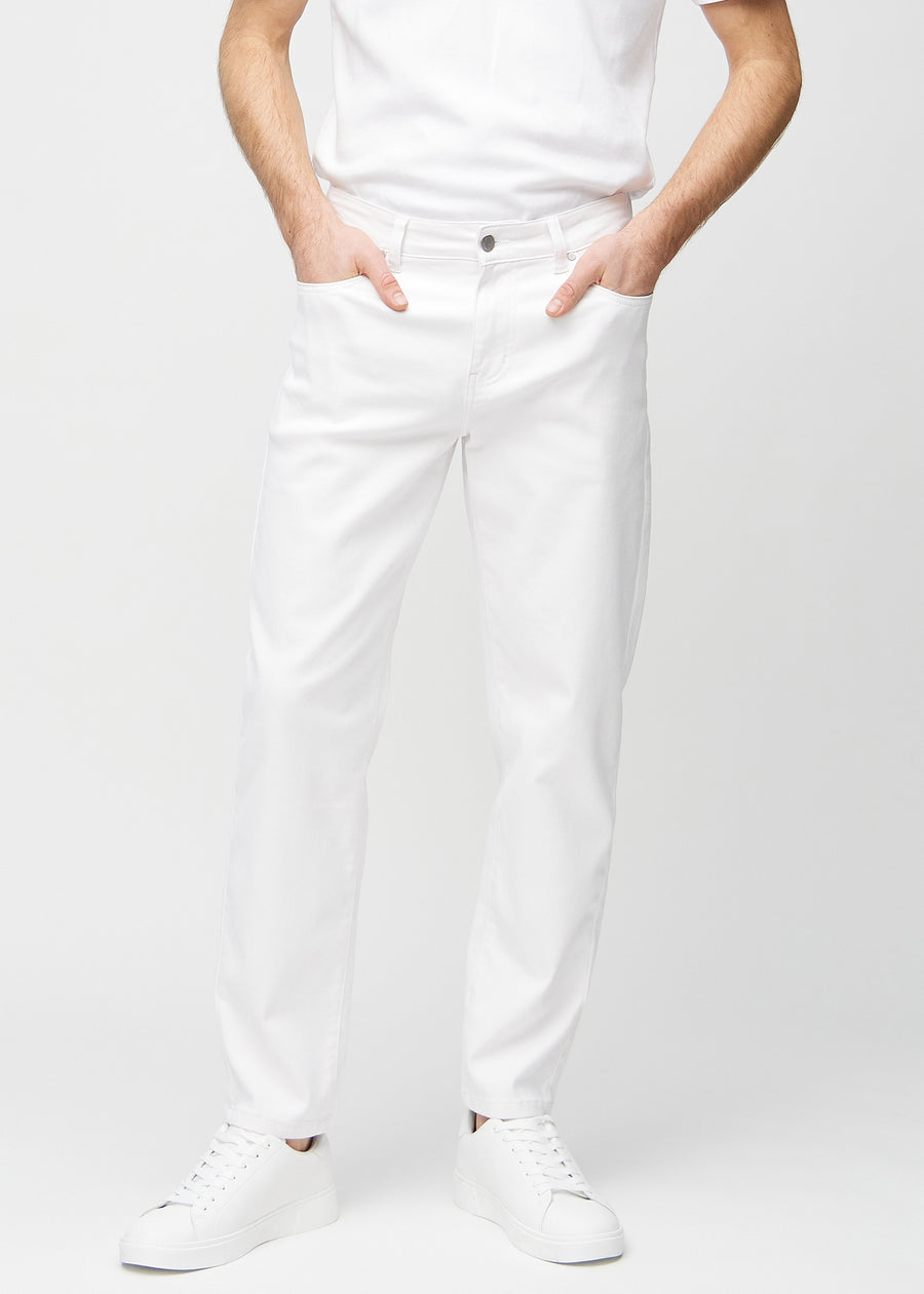Vita regular jeans, modellnamn Marguerites, som går rakt ner längs benen, framifrån.