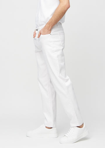 Vita regular jeans sedda från sidan på modellen.