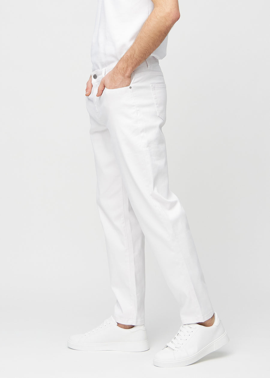 Vita regular jeans sedda från sidan på modellen.