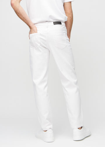 Vita regular jeans sedda bakifrån, så att man kan se hela produkten.