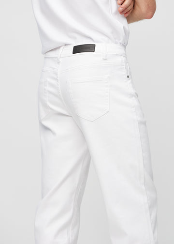 Vita regular jeans sedda bakifrån på nära håll för att visa detaljer.