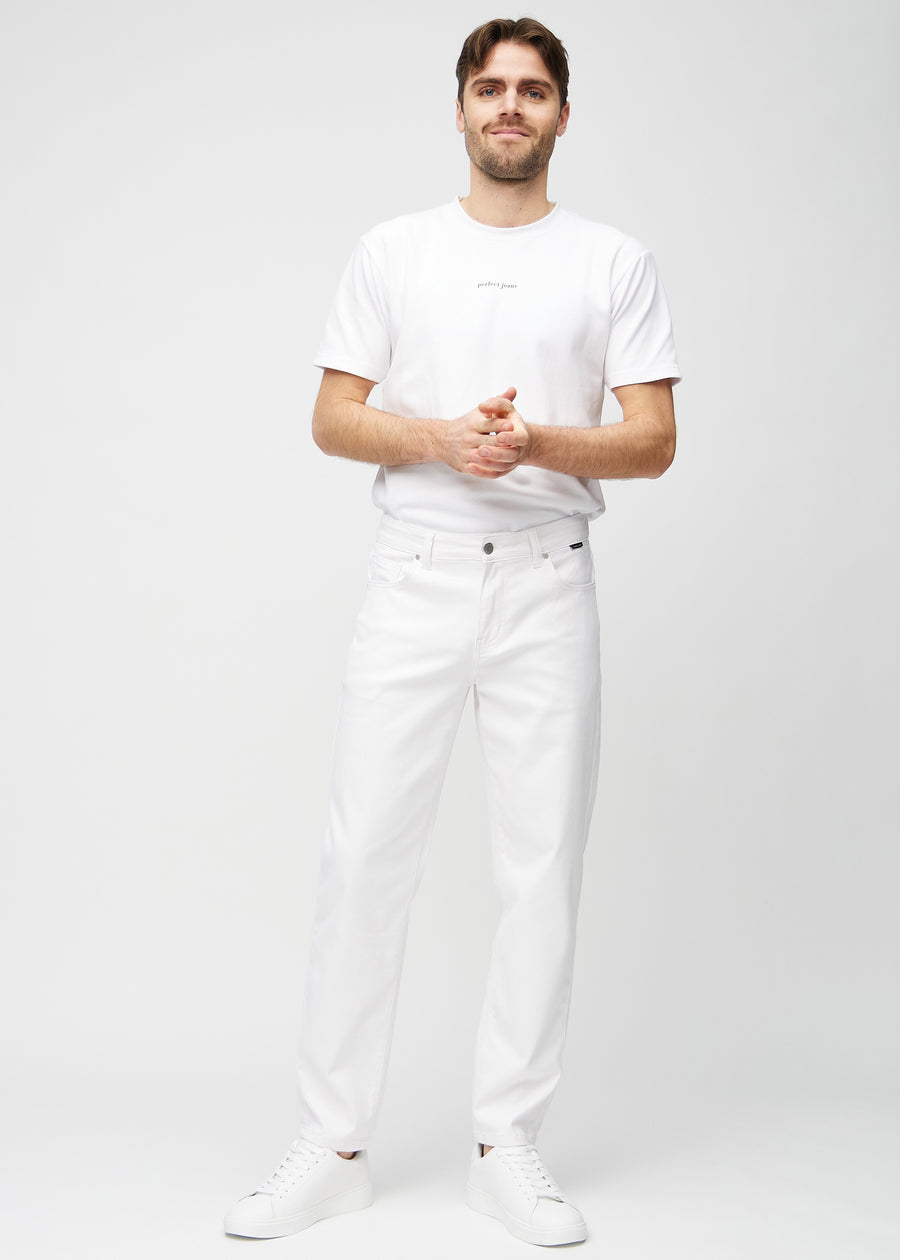 Helbild av modell i vita regular jeans.