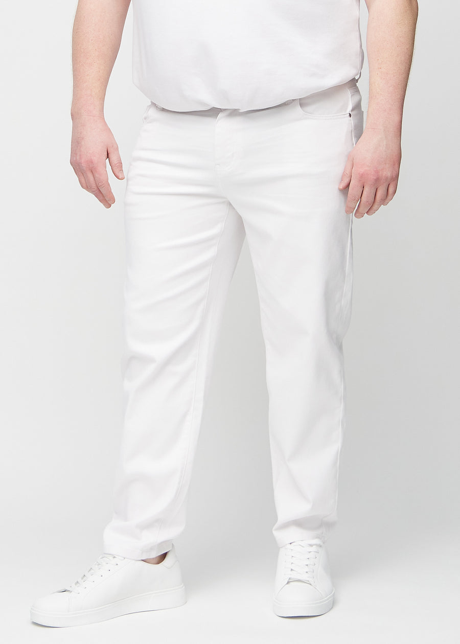 Vita regular jeans, modellnamn Marguerites, som går rakt ner längs benen på en plus-size-modell, framifrån.
