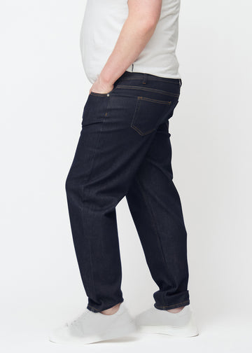 Djup mörkblå denim jeans för män i färgen Midnights med regular passform sedd från sidan på plus-size-modell.