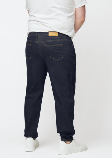 Djup mörkblå denim jeans för män i färgen Midnights sedd bakifrån på plus-size-modell.
