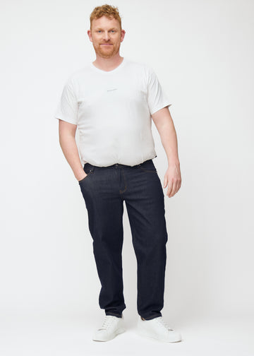 Helbild av plus-size-modell i djup mörkblå denim jeans för män i färgen Midnights med regular passform.