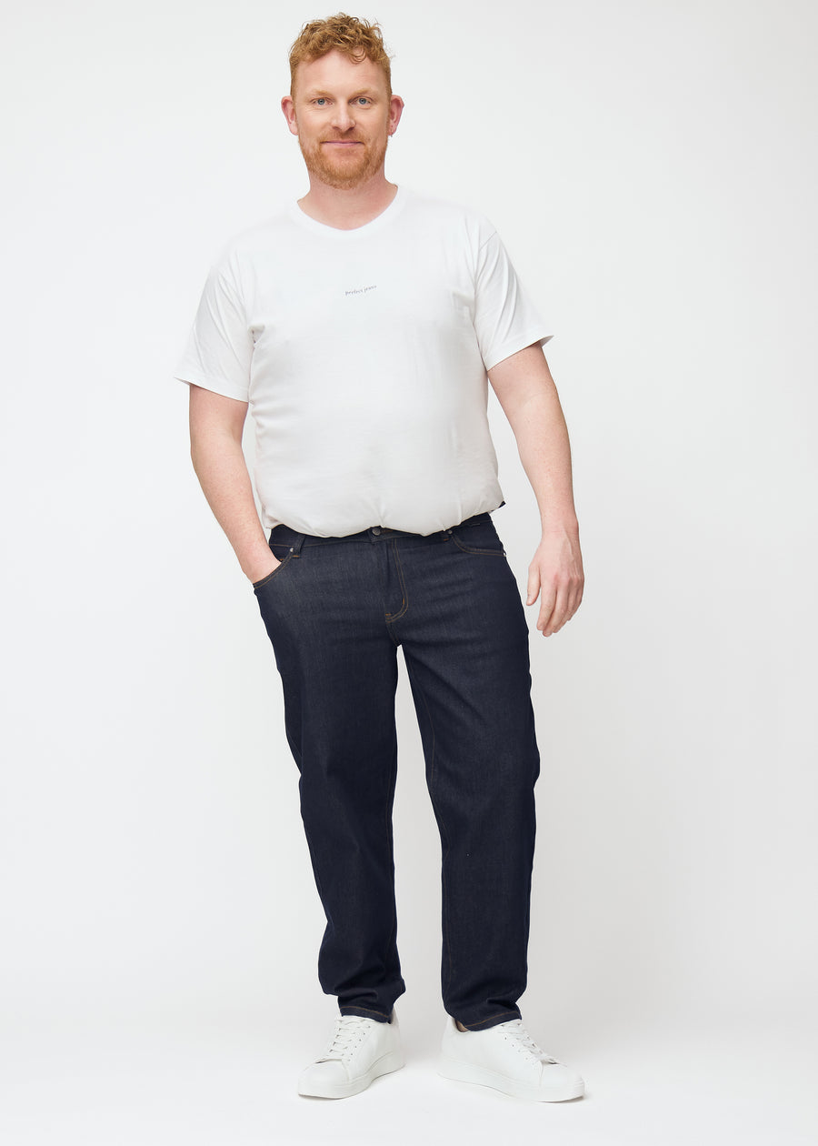 Helbild av plus-size-modell i djup mörkblå denim jeans för män i färgen Midnights med regular passform.