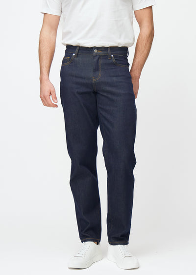 Djup mörkblå denim jeans för män i färgen Midnights med regular passform, som sitter naturligt vid höften och ger utrymme runt benen, sedd framifrån.