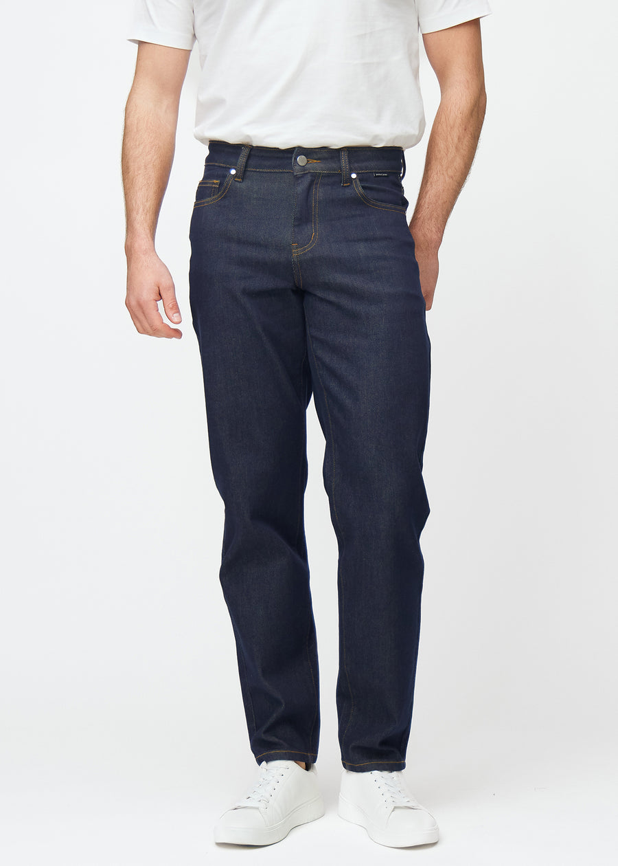 Djup mörkblå denim jeans för män i färgen Midnights med regular passform, som sitter naturligt vid höften och ger utrymme runt benen, sedd framifrån.